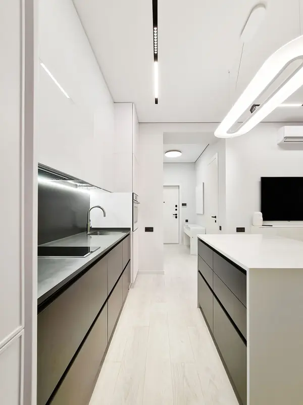 Белый минимализм - зона готовки