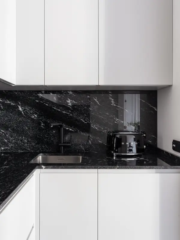 Графичный "Черно-белый" интерьер для студентки архитектурного ВУЗа