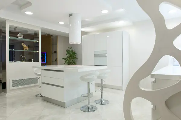 белая кухня без ручек с островом