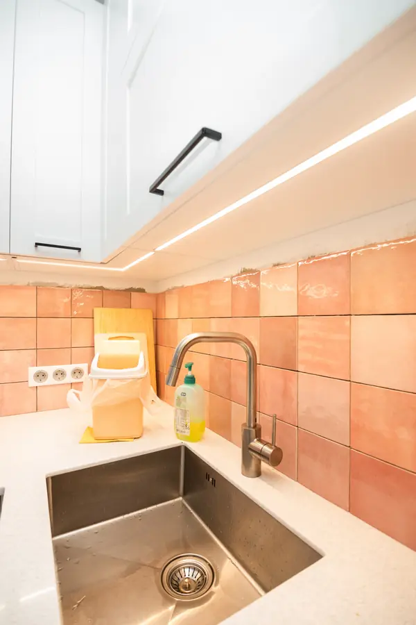 Белая небольшая кухня в стиле неоклассика