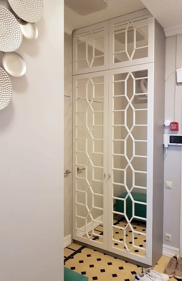 Шкаф в прихожей.