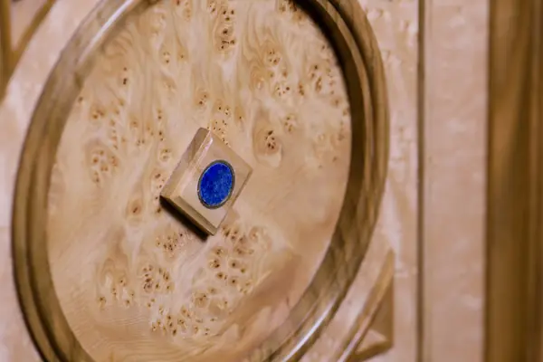 Прихожая и коридор в отделке декоративным шпоном.