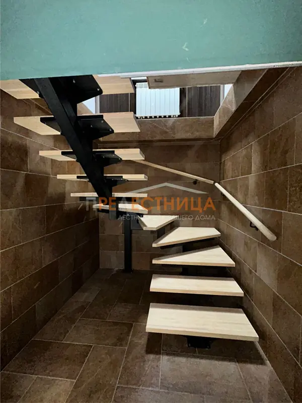 П-образная лестница на центральном косоуре Ассоль-58