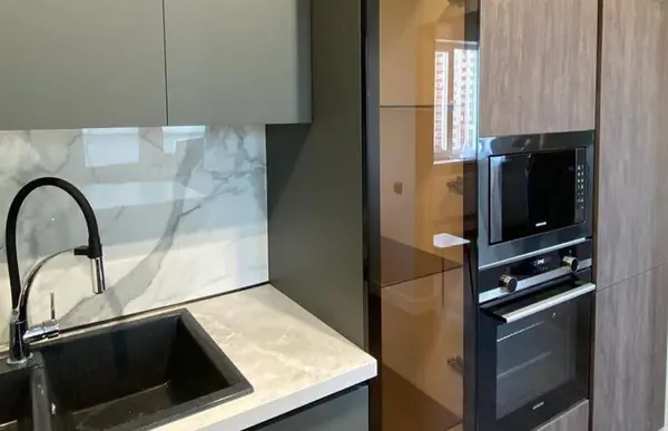 Кухня с островом-барной стойкой