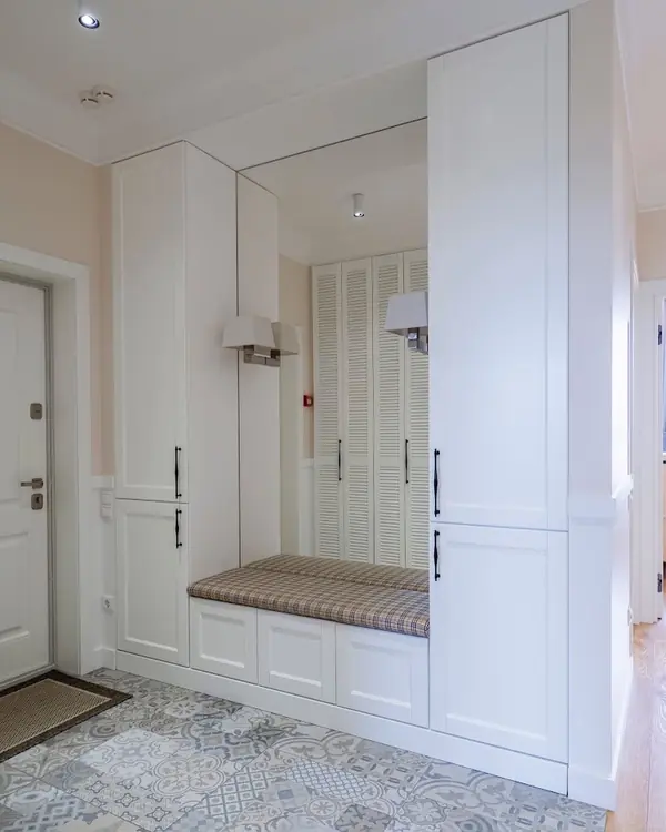 Белая прихожая в стиле неоклассика.