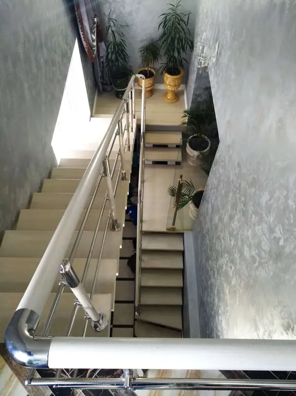 Лестница на двух косоурах, ограждения со вставками