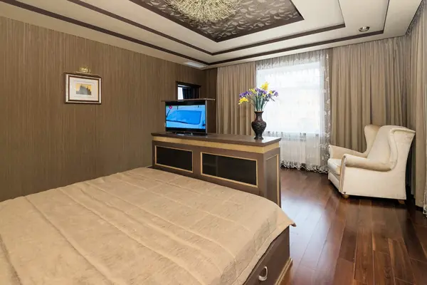 Мебель предметы интерьера в загородном доме.