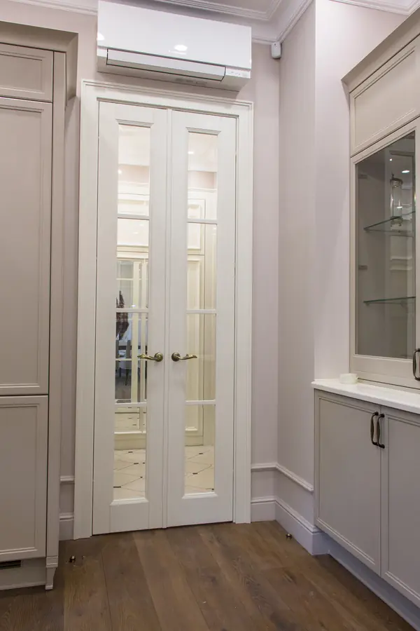 Высокие белые межкомнатные двери