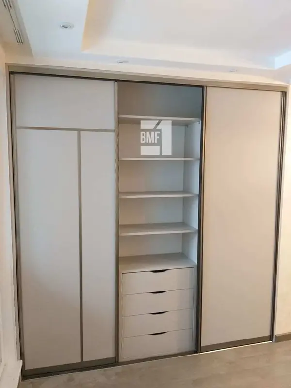 Бежевый шкаф-купе в спальню