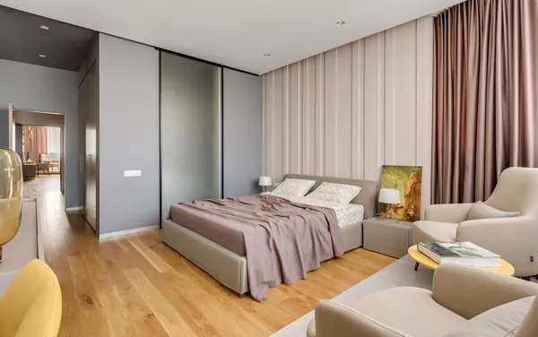 Матовые фактуры и светлые цвета в дизайне спальни