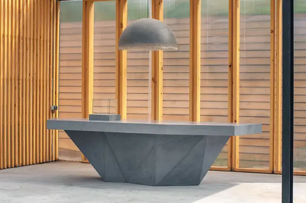 Стол из бетона на террасе