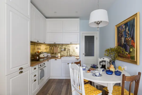 Кухня с латунным фартуком