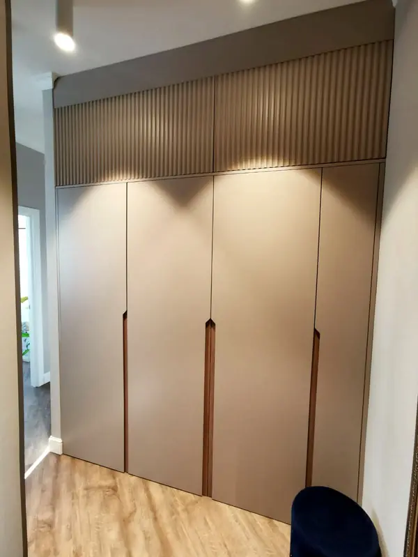 Шкаф в прихожей.