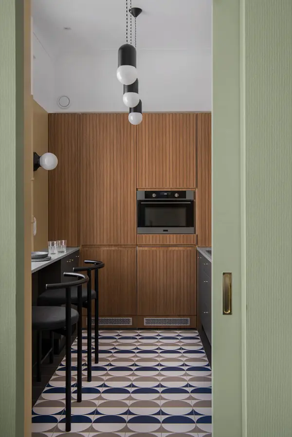 Бутылка кефира пол батона