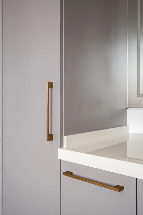 Серый шкаф в ваннную золотые ручки