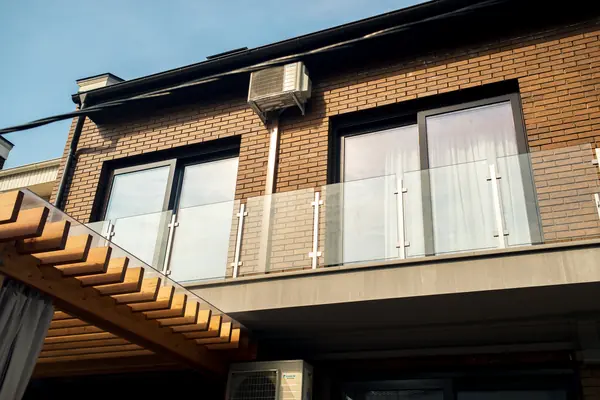 Современное остекление на Остафьевской (дерево-алюминиевые окна)