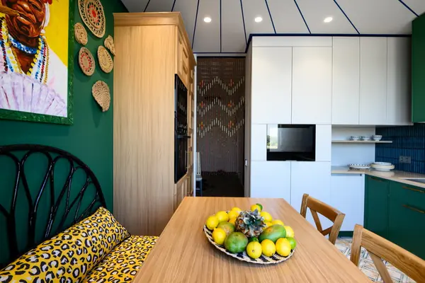 Кухня с кубинской дамой