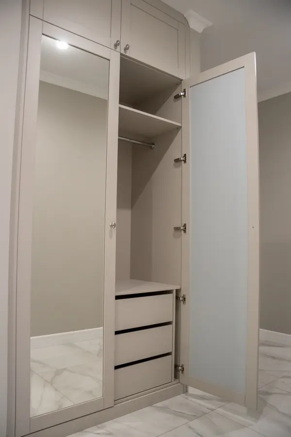 Шкафы (распашные) в прихожую в ниши