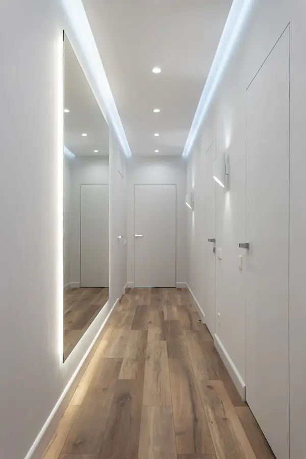 Дизайн коридора в светлых тонах квартиры в квартире в Москве