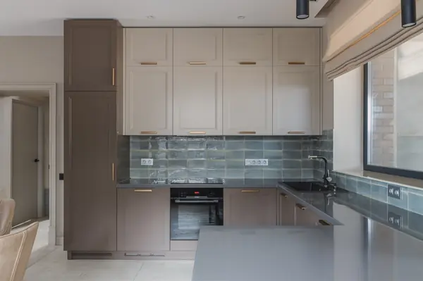 Кухня-гостиная с камином в коттедже Малая Царевщина