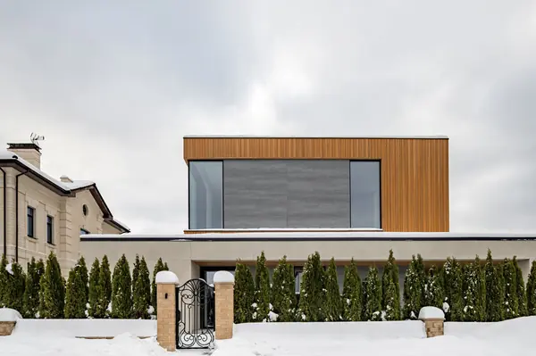 Двухэтажный загородный дом в современном стиле с глиняными акцентами