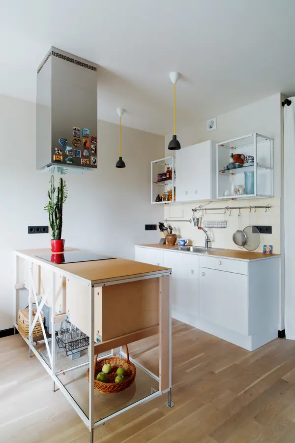 Квартира - студия: комбинированная кухня с островом.