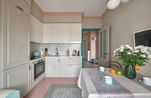 Двухкомнатная квартира с ярким дизайном 65 м2