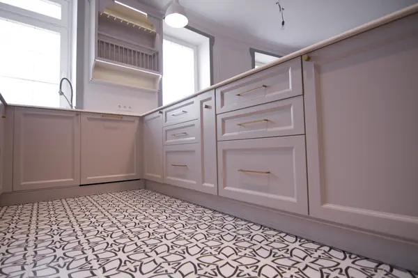 П-образная кухня с барной стойкой в сером цвете