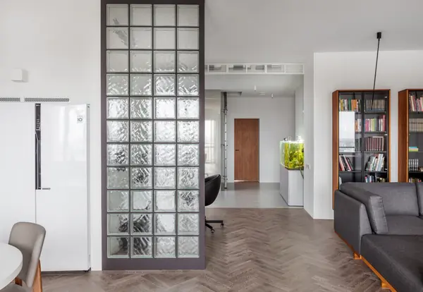 PRS Apartment. Монохромный интерьер «с лестницей в небо»