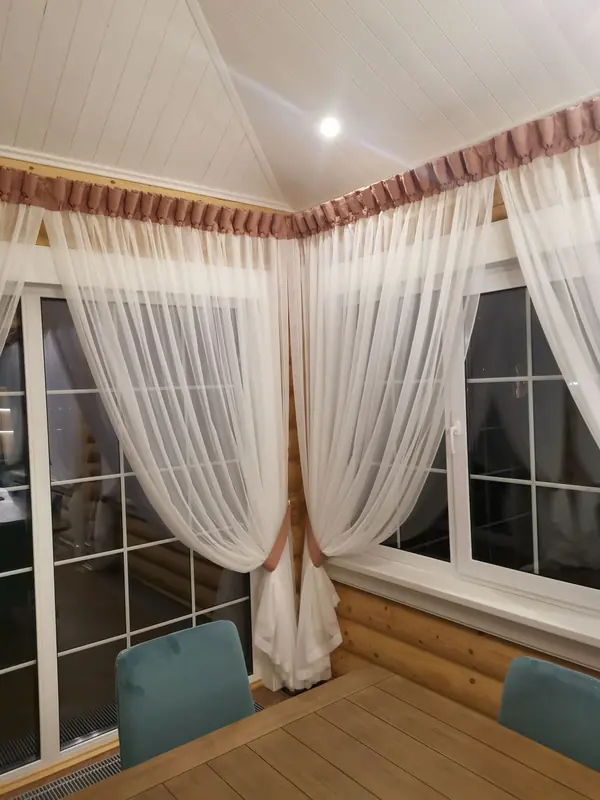 Столовая с большими окнами