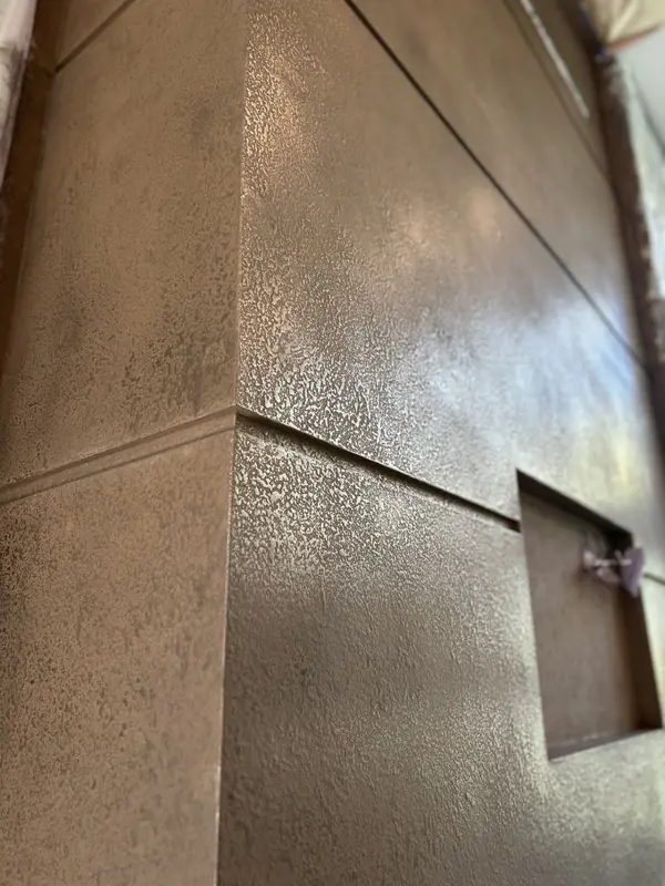 Камин с отделкой под бронзу: ручная декоративная штукатурка с эффектом металла