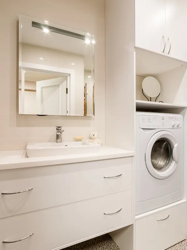 Глубокий винный цвет в интерьере стандартной двушки