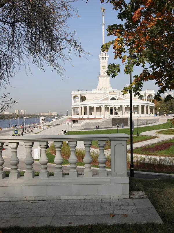 Классическая балюстрада в парке Северного речного вокзала