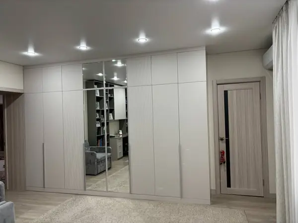 Детская для девочек в современном стиле с серыми кроватями.