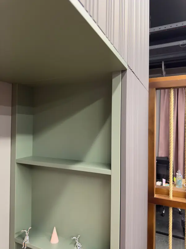 П-образный шкаф в шоуруме