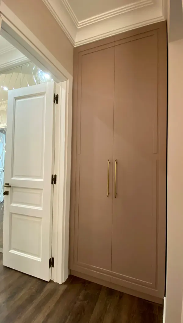 Шкаф распашной, двухдверный.