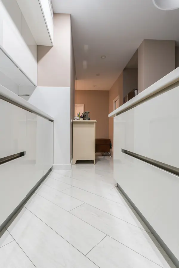 Прямая кухня с островом в современном стиле