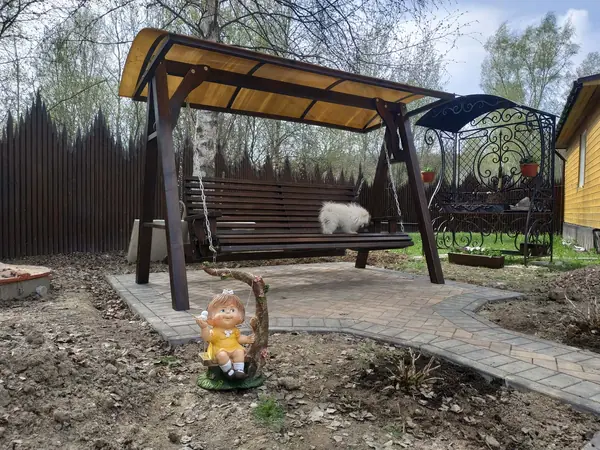 Садовые качели из дерева