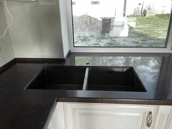 Классический интерьер кухни со столешницами из искусственного камня