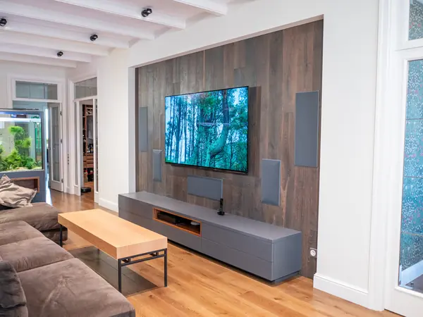 Домашний кинотеатр в современной квартире