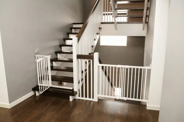 Дубовая комбинированная двухцветная лестница из массива сосны и дуба на косоурах