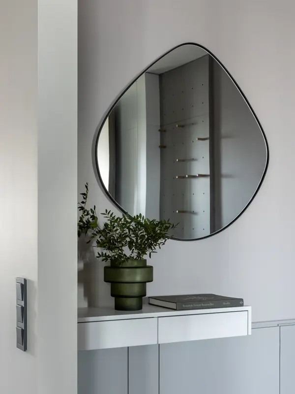 Консоль в прихожей