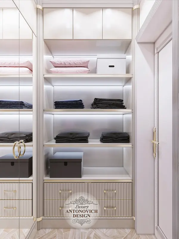 Большая и просторная гардеробная.