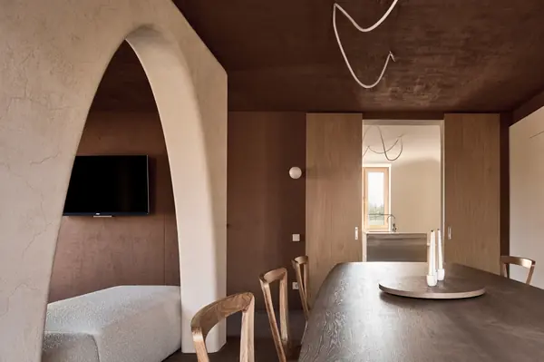 Обнимающая гостиная-столовая