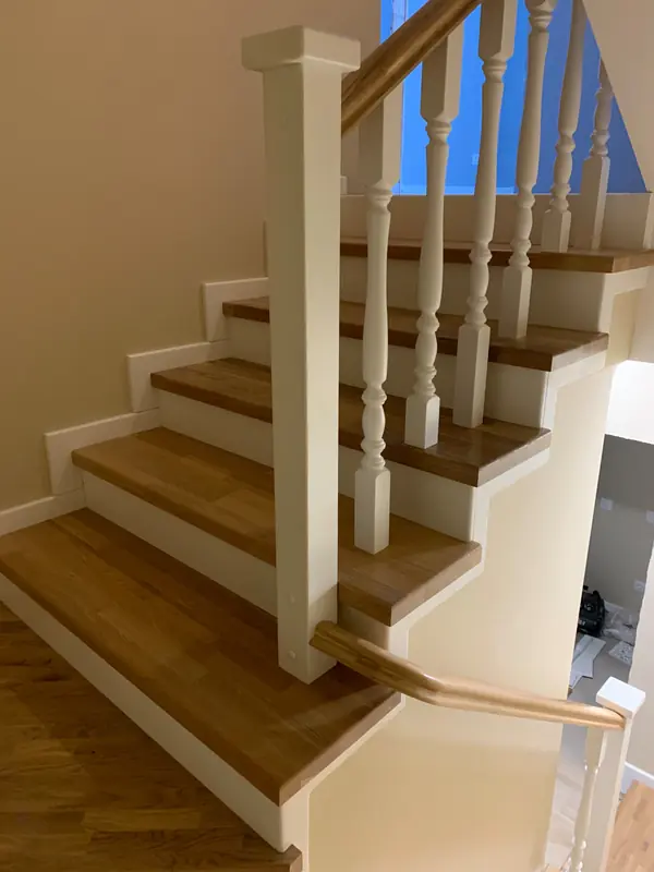 Обшивка бетонной лестницы дубом в таунхаусе ЖК Каскад Парк