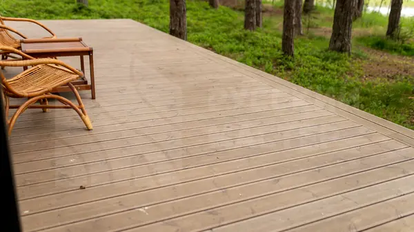 Современный дизайнерский дом с террасой и отделкой из дранки