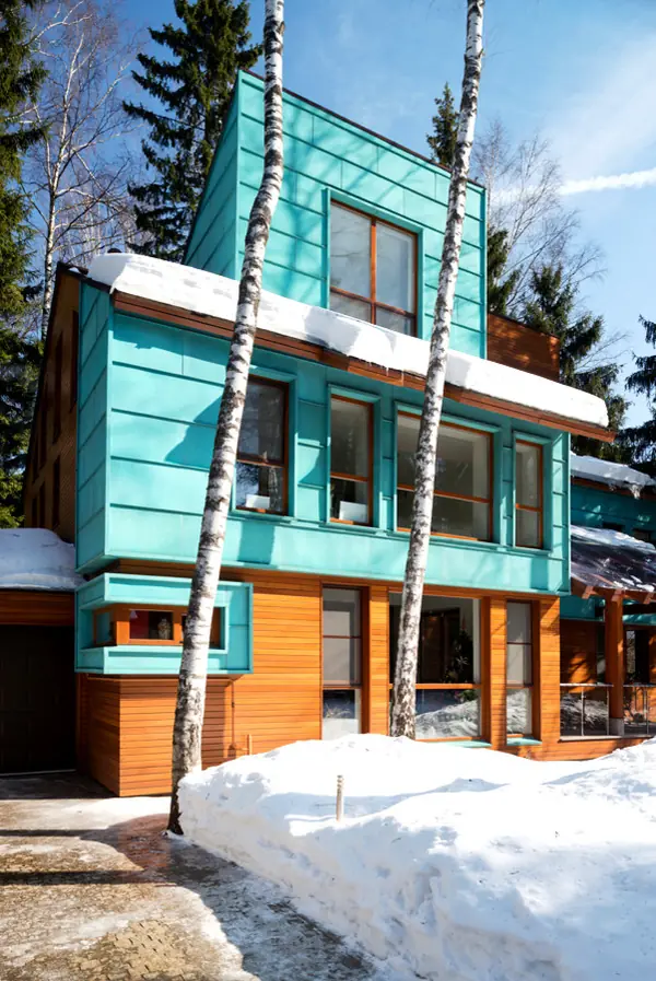 Дом из меди и дерева