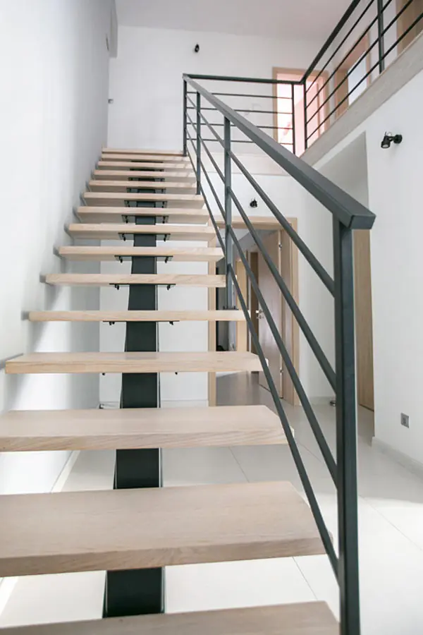 Металлическая лестница на монокосоуре