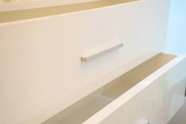 Белая гардеробная raumplus с LED- подсветкой