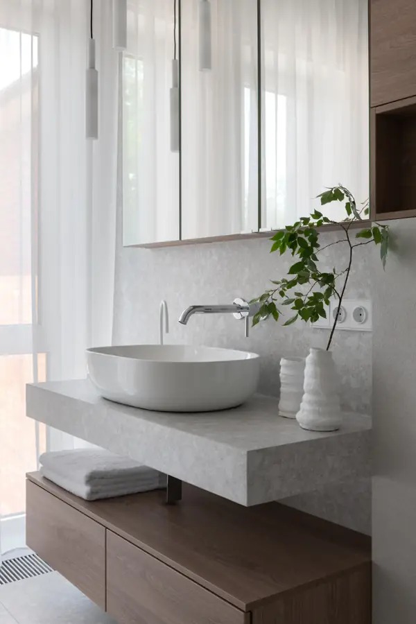 Частный дом в черно-белом цвете